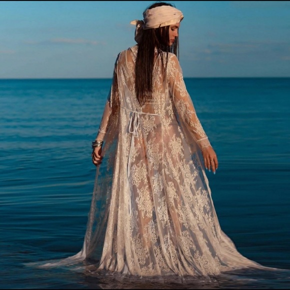 ❤️💋🌸🐝 Elegant White Lace Kimono‼️🥰 - Picture 3 of 8